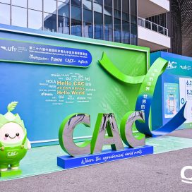 CAC & FSHOW CHINA 2026 fuarında Expo Review tarafından yönetilen Türkiye Pavilyonu'nda el sıkışan iş insanları ve sergilenen tarım kimyasalları ürünleri.